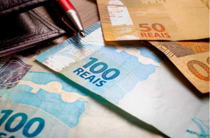 Seu salário chega no final do mês?