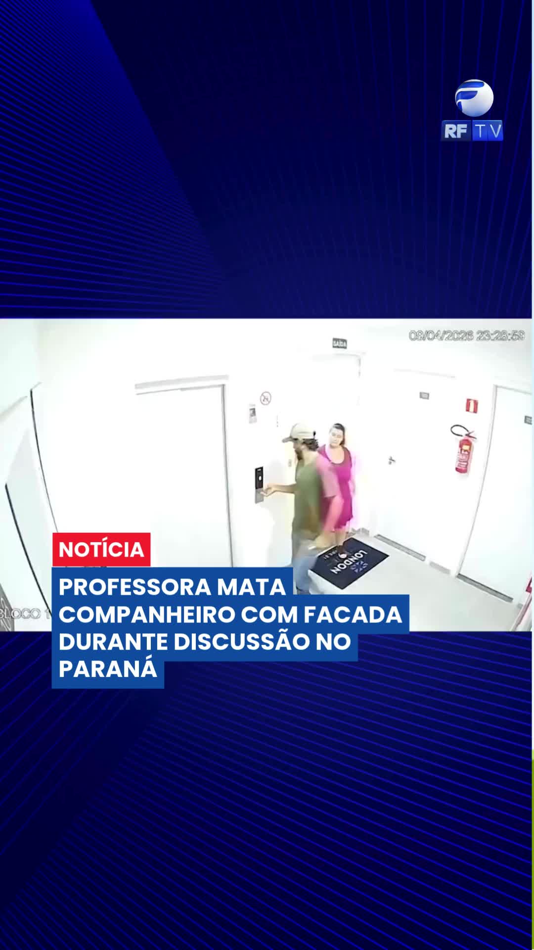 Professora é presa após matar companheiro durante discussão no Paraná

Uma professora de Londrina, no norte do Paraná, foi presa após matar o companheiro com uma facada durante uma discussão na madrugada desta sexta-feira (10). Segundo a Polícia Militar, a mulher afirmou que agiu no momento da briga.

Ela foi identificada como Fernanda Gomes Campano, de 34 anos. A vítima é Maycon Danilo Argman, de 39. A defesa da professora informou, por meio dos advogados Arthur Travaglia e Claudia Piccin, que ela teria agido em legítima defesa.

Imagens de câmeras de segurança mostram o casal chegando ao apartamento por volta das 23h29. Eles conversam, discutem no corredor e entram juntos no imóvel. Já durante a madrugada, Fernanda aparece saindo sozinha e pedindo ajuda a um vizinho.

De acordo com a polícia, o vizinho foi até o apartamento, mas encontrou Maycon já sem vida. A própria professora acionou a Polícia Militar e relatou que havia esfaqueado o companheiro durante a discussão.

O caso é investigado pela Polícia Civil, que apura as circunstâncias do crime.

#Londrina #Paraná #PolíciaMilitar #PolíciaCivil #Investigação #Segurança #Notícia #Brasil