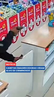 O aumento da procura por canetas emagrecedoras trouxe um novo desafio para as farmácias paulistas 🚔

Criminosos passaram a mirar esses medicamentos por causa do alto valor de revenda. De janeiro a maio, o estado registrou 1.077 roubos e furtos a farmácias, média de sete ocorrências por dia. Segundo a Polícia Civil, parte dos produtos é revendida em redes sociais, plataformas on-line e até pequenos estabelecimentos, alimentando um mercado clandestino.

Diante desse cenário, redes de farmácias reforçaram a segurança e adotaram novas medidas para proteger os medicamentos. Enquanto isso, as autoridades seguem investigando os grupos responsáveis pelos crimes e alertam a população para os riscos de comprar produtos sem procedência.

Você acredita que a venda ilegal de medicamentos deveria ter uma fiscalização mais rigorosa? 👇