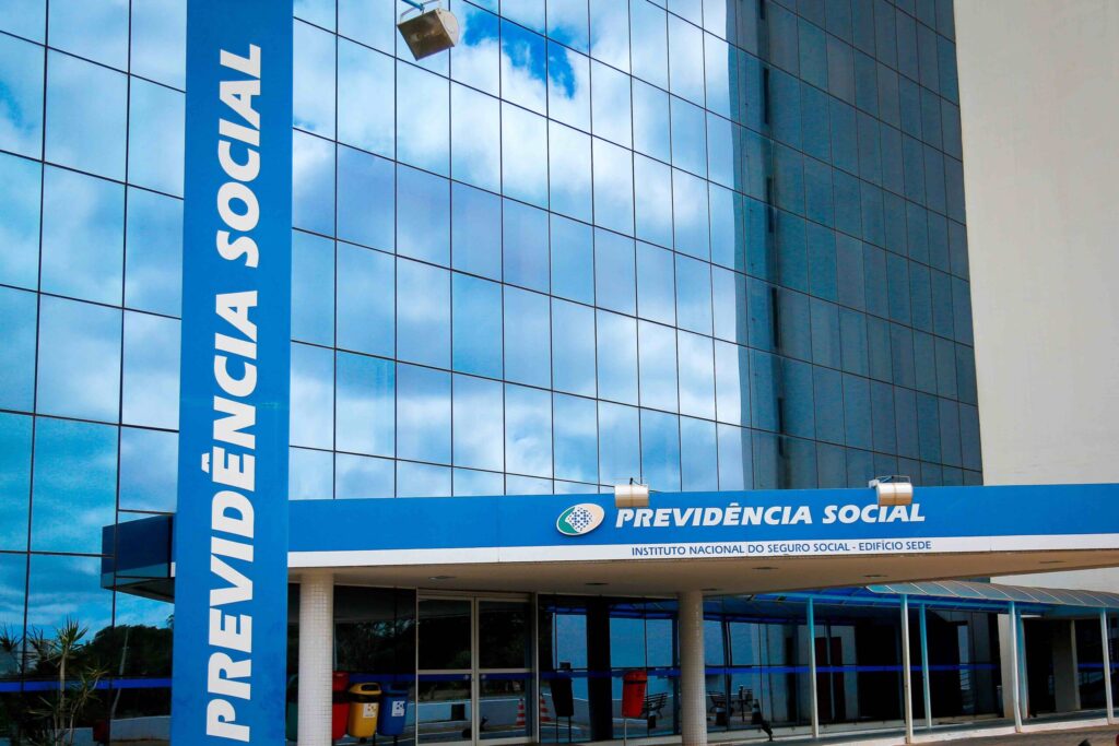 Aposentados e pensionsistas começam a receber benefício