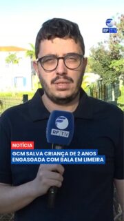 Uma criança de apenas 2 anos foi salva por agentes da Guarda Civil Municipal de Limeira após se engasgar com uma bala. Desesperados, os familiares buscaram ajuda da equipe, que realizou imediatamente a manobra de desobstrução das vias aéreas.
Após o procedimento, o menino voltou a respirar e foi encaminhado para atendimento médico, onde recebeu os cuidados necessários. A rápida atuação dos guardas foi fundamental para evitar uma tragédia.
O caso reforça a importância do conhecimento em primeiros socorros e da agilidade no atendimento em situações de emergência.
#Limeira #GCM #PrimeirosSocorros #Crianças #Emergência #Segurança #Brasil #Notícias