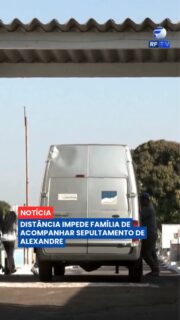 Alexandre, que vivia em Londrina havia cerca de três anos, foi sepultado em uma cerimônia marcada pela presença de poucas pessoas. 🕊️
Natural de Boa Vista, em Roraima, ele deixou o estado de origem em busca de oportunidades, com planos de estudar, trabalhar e ajudar a família. A distância de mais de 4 mil quilômetros e a falta de recursos impediram que os parentes viajassem para acompanhar o sepultamento ou realizassem o traslado do corpo.
Antes da morte, Alexandre estava retomando os estudos e também havia começado um novo emprego. Segundo a empresa, ele foi contratado no dia 3 de agosto e ainda estava em período de treinamento, mas já demonstrava disposição para aprender e boa convivência com os colegas.
O pastor que acompanhava Alexandre contou que a última mensagem recebida do jovem foi um pedido para saber se ele estava acordado. No dia seguinte, Alexandre já não respondeu mais.
A despedida reuniu colegas de trabalho, uma amiga e o pastor da igreja que ele frequentava.
#RFTV #PortalVeloz #Londrina #Parana #Noticias #Brasil