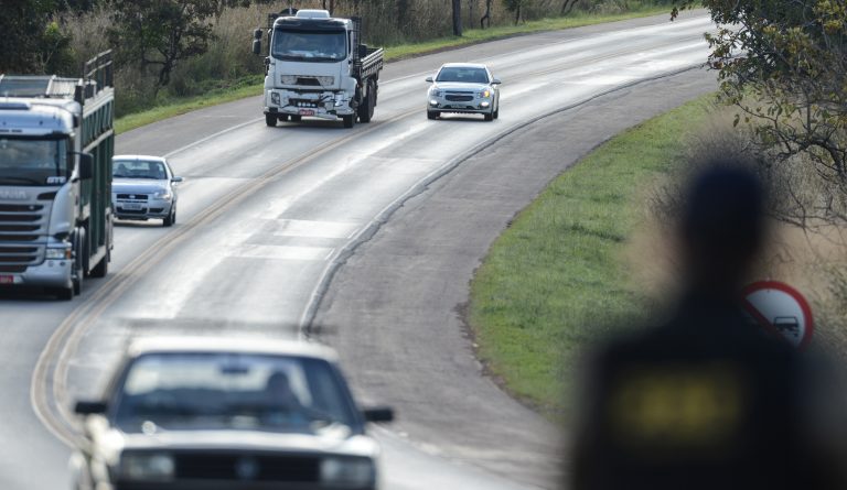 Você costuma ultrapassar os limites de velocidade da via?