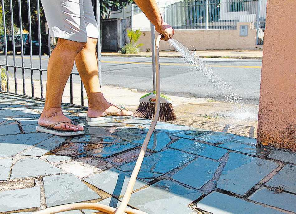 Você costuma lavar a calçada da sua casa com frequência ?