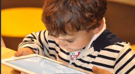 Você acompanha o que seus filhos estão acessando na internet ?