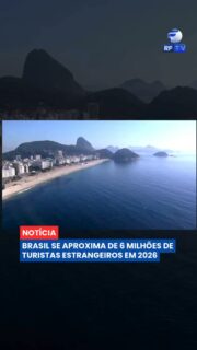O Brasil recebeu mais de 5,8 milhões de turistas estrangeiros entre janeiro e julho de 2026, segundo dados divulgados pela Embratur. O resultado é o segundo melhor da série histórica para os sete primeiros meses de um ano.
O desempenho mantém o país em ritmo elevado no turismo internacional após um 2025 recorde, quando 9,28 milhões de visitantes estrangeiros foram registrados.
A chegada de turistas por via aérea também avançou. Nos primeiros seis meses de 2026, foram mais de 3,5 milhões de entradas por avião, crescimento de 13,3% em relação ao mesmo período anterior.
A meta oficial do Ministério do Turismo para 2026 é alcançar 7,5 milhões de turistas internacionais.
O Brasil está se tornando um destino cada vez mais procurado por estrangeiros. Compartilhe essa informação.
#RFTV #PortalVeloz #Turismo #Brasil #Economia #Noticias