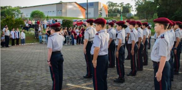 Você é favorável a adoção de escolas cívico-militares ?