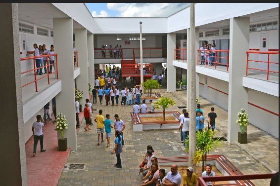 Você considera a segurança nas escolas adequada e eficiente?
