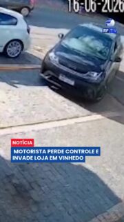 Um susto marcou a rotina de comerciantes e clientes em Vinhedo, no interior de São Paulo. Um carro invadiu uma loja após a motorista perder o controle da direção.
Segundo as informações, a condutora teria confundido os pedais do veículo no momento da manobra, fazendo com que o automóvel acelerasse e atingisse a fachada do estabelecimento.
Apesar dos danos materiais, ninguém ficou gravemente ferido. As circunstâncias do acidente serão analisadas pelas autoridades.
#Vinhedo #Acidente #Trânsito #InteriorSP #Notícias #Urgente #SãoPaulo