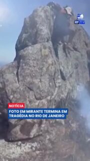 Uma trilha em Maricá, no Rio de Janeiro, terminou em tragédia após um homem de 44 anos cair de uma altura de aproximadamente 150 metros ao tentar registrar uma foto no alto da Pedra do Macaco.
De acordo com as informações, a vítima perdeu o equilíbrio durante a descida da formação rochosa. O acidente foi presenciado por integrantes do grupo que acompanhava a trilha, e as imagens registraram os momentos que antecederam a queda.
Equipes de resgate realizaram uma operação em área de difícil acesso, mas o homem não resistiu aos ferimentos. O caso reforça a importância de seguir as orientações de segurança durante atividades em locais de risco.
#RioDeJaneiro #Maricá #Trilha #Acidente #Segurança #Brasil #Notícias #Urgente #Turismo