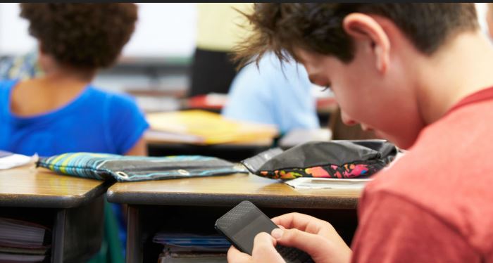 Você concorda com a proibição do uso de celular nas escolas ?
