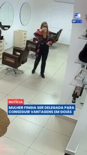 Uma mulher é investigada em Goiás por se passar por delegada de polícia para obter vantagens e conquistar a confiança de outras pessoas. Segundo as investigações, ela utilizava a falsa identidade em diferentes situações para conseguir benefícios indevidos.
De acordo com a Polícia Civil, a suspeita apresentava informações falsas sobre a profissão e utilizava a imagem de autoridade para facilitar contatos e abrir portas. O caso veio à tona após denúncias e passou a ser apurado pelas autoridades.
A investigação continua para identificar todas as possíveis vítimas e verificar se outras pessoas participaram do esquema. A Polícia orienta que qualquer informação relacionada ao caso seja comunicada às autoridades.
#Polícia #Fraude #Investigação #Goiás #Crime #Justiça #Brasil #Notícias #Urgente