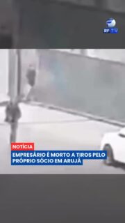Um empresário de 29 anos foi morto a tiros dentro da empresa onde trabalhava, em Arujá, na Grande São Paulo. Segundo a investigação, o principal suspeito é o próprio sócio da vítima, que teria conversado com ela por cerca de 20 minutos antes de efetuar o disparo.
Após o crime, o suspeito fugiu do local armado e ainda ameaçou um segurança antes de deixar a empresa. A principal linha de investigação aponta que um desacordo comercial pode ter motivado o homicídio.
O empresário chegou a ser socorrido por funcionários e levado ao hospital, mas não resistiu aos ferimentos. A Polícia Civil segue realizando buscas para localizar o suspeito e esclarecer todas as circunstâncias do caso.
#Arujá #Polícia #Crime #Investigação #Homicídio #SãoPaulo #Justiça #Brasil #Notícias