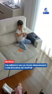 Um médico viveu momentos de desespero ao ver o filho, de 4 anos, se engasgar com uma bolinha de isopor em São João del-Rei (MG). A criança ficou sem conseguir respirar, mas foi socorrida imediatamente pelo pai, que realizou a manobra de desobstrução das vias aéreas e conseguiu salvar o menino em poucos segundos.
Após o susto, o médico destacou a importância de que pais, responsáveis e cuidadores conheçam técnicas básicas de primeiros socorros, que podem ser decisivas em situações de emergência envolvendo crianças.
Especialistas reforçam que, em casos de engasgo, agir rapidamente e da forma correta pode salvar vidas. O episódio também serve de alerta para manter objetos pequenos fora do alcance das crianças.
#PrimeirosSocorros #Saúde #Crianças #Família #Prevenção #MinasGerais #Brasil #Atualidades #Notícias