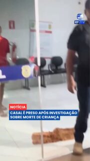 A investigação sobre a morte de um menino de 3 anos, em Palmas, teve um novo desdobramento com a prisão do pai e da madrasta da criança 🚔
Gustavo Veloso Feitosa foi encontrado morto na casa onde estava com o pai e a madrasta. Inicialmente, o caso teria sido apresentado como um possível afogamento, mas exames do Instituto Médico-Legal apontaram sinais de agressões, além de indícios de violência sexual. Com os novos elementos, a Polícia Civil pediu a prisão preventiva do casal, que foi localizado e detido.
Os dois são investigados por possível envolvimento na morte da criança. O caso continua sob apuração, e a perícia e os demais elementos reunidos pela polícia devem ajudar a esclarecer o que aconteceu.
Na sua opinião, qual a importância da perícia para esclarecer casos como esse? 💬
#RFTV #PortalVeloz #Palmas #Investigacao #Noticias #Brasil