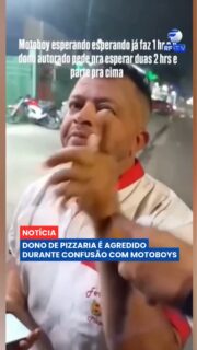 Uma discussão envolvendo o dono de uma pizzaria e entregadores terminou em agressão no Parque Paulistano, na zona leste de São Paulo. 🚨
A confusão começou depois que um motoboy reclamou da demora para liberar os pedidos que seriam entregues. O comerciante afirmou que o atraso estava relacionado a problemas no preparo das massas. A situação aumentou quando outros entregadores se juntaram ao protesto.
Durante o tumulto, o proprietário do estabelecimento foi agredido com um capacete, além de receber socos e chutes. Funcionários conseguiram retirá-lo do local da briga e levá-lo para dentro da pizzaria. A Polícia Militar foi acionada para controlar a ocorrência.
Segundo as informações apuradas, antes da agressão o comerciante e outro homem saíram do estabelecimento armados e efetuaram disparos para o alto na tentativa de dispersar os entregadores. As circunstâncias do caso deverão ser apuradas pelas autoridades.
O que poderia ter sido feito para evitar que a discussão terminasse em violência?
#RFTV #PortalVeloz #SaoPaulo #Seguranca #Noticias #Brasil