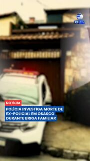 A Polícia Civil investiga a morte de um policial civil aposentado, João Paulo Alves Souza, atingido por um disparo de arma de fogo na sala de sua residência, em Osasco, na Grande São Paulo. O fato ocorreu durante uma discussão familiar. Segundo a apuração preliminar, o ex-policial teria ameaçado a esposa, momento em que a filha de 23 anos interveio e conseguiu tomar a arma das mãos do pai, ocorrendo o disparo. O homem foi socorrido, mas não resistiu aos ferimentos no hospital. Na residência, os agentes apreenderam quatro armas e munições. A principal hipótese em análise é a de legítima defesa da mãe, mas as circunstâncias exatas e depoimentos continuam sob apuração pericial e judicial.
#casodepolicia #osasco #investigacao #noticias #segurancapublica #policiacivil #saopaulo #jornalismo