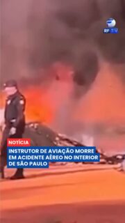Um acidente aéreo resultou na morte do instrutor de aviação Leonardo Bezerra Pinheiro, de 25 anos, em Mogi Mirim. A aeronave em que ele estava caiu em uma área próxima ao aeroporto municipal e pegou fogo logo após a decolagem, sendo totalmente consumida pelas chamas. Equipes dos Bombeiros, da Guarda Municipal e da Polícia Militar foram acionadas para conter o incêndio e isolar a área.
O piloto era considerado experiente e atuava na formação de novos profissionais no clube de voo local. As causas da queda ainda são desconhecidas. Fatores como o peso do combustível após o abastecimento e fortes rajadas de vento no momento da decolagem estão entre as hipóteses avaliadas. O Serviço Regional de Investigação e Prevenção de Acidentes Aeronáuticos (SERIPA) e a perícia técnica investigam o caso.
#MogiMirim #AcidenteAereo #Aviacao #Noticias #Policia #SegurancaAerea #NoticiaDoDia #LestePaulista