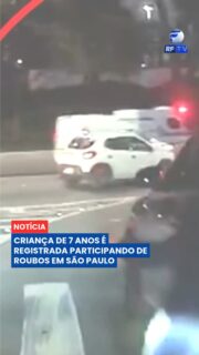 Imagens de câmeras de segurança registraram uma criança, de aproximadamente 7 anos, participando de furtos ao lado de um adolescente na Marginal Tietê, em São Paulo. O grupo aproveita os períodos de trânsito lento para identificar condutores distraídos ao celular, quebrando as janelas dos veículos para subtrair objetos e fugir rapidamente.
Operações da Polícia Militar na capital resultaram no confronto com um dos suspeitos na zona oeste e na prisão em flagrante de outro homem, ambos investigados por integrar a quadrilha. Os registros confirmam a atuação frequente da chamada "gangue do quebra-vidro" em vias de intenso tráfego como as avenidas dos Bandeirantes, Paulista e 9 de Julho, ampliando a sensação de insegurança entre os motoristas.
#SaoPaulo #SegurancaPublica #CasosDePolicia #MarginalTiete #PoliciaMilitarSP #Jornalismo #NoticiasSP #Seguranca