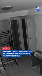 Um homem foi preso em flagrante após invadir o apartamento de uma vizinha em um condomínio residencial. Câmeras de segurança instaladas no imóvel registraram o momento em que o suspeito entrou no local e vasculhou gavetas enquanto a moradora não estava. O fato motivou a chamada da Polícia Militar, que efetuou a prisão no próprio prédio.
Segundo relatos das moradoras, o indivíduo vinha promovendo atos de importunação e intimidação há meses, observando vizinhas pelas janelas e provocando barulho para assustá-las. Duas mulheres já obtiveram medidas protetivas na Justiça contra ele. O suspeito responderá por invasão de domicílio, dano ao patrimônio e descumprimento de ordem judicial, permanecendo à disposição das autoridades.
#CasosDePolicia #SegurancaPublica #Justica #PrisaoEmFlagrante #Noticias #Jornalismo #Investigacao #InvasaoDeDomicilio