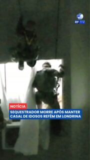 Um homem morreu após manter um casal de idosos como refém dentro de um apartamento em Londrina, no norte do Paraná 🚨

Segundo as informações apuradas, Roberto Liberato, de 46 anos, teria entrado em surto após uma discussão familiar relacionada à dependência química. Antes de invadir o imóvel, ele teria ferido o cunhado com uma faca e, em seguida, feito o casal de idosos refém.

A situação começou pela manhã e se prolongou por várias horas. Equipes policiais cercaram o condomínio, enquanto agentes especializados participaram das negociações. Durante o cárcere, o homem chegou a jogar objetos pela janela e deixar bilhetes pedindo a presença da imprensa.

A ocorrência terminou depois que os policiais utilizaram uma arma de choque para contê-lo. Roberto sofreu uma parada cardíaca e morreu. Os dois idosos foram retirados do apartamento sem ferimentos graves.

O caso agora será analisado pelas autoridades, que devem apurar todas as circunstâncias da ocorrência.

#RFTV #PortalVeloz #Londrina #Seguranca #Noticias #Brasil