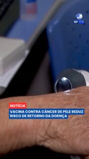 Uma vacina personalizada contra o melanoma, um dos tipos mais agressivos de câncer de pele, apresentou resultados promissores em um estudo clínico de fase avançada nos Estados Unidos.

Desenvolvido pela Moderna em parceria com a MSD, o tratamento utiliza tecnologia de RNA mensageiro e é produzido de acordo com as características genéticas do tumor de cada paciente. A vacina é aplicada em conjunto com o imunoterápico Keytruda.

O estudo de fase 3 envolveu 1.137 pacientes com melanoma de alto risco que já haviam passado por cirurgia. Os resultados indicaram redução do risco de retorno do câncer e de disseminação da doença em comparação com o uso isolado do Keytruda.

Os dados completos ainda serão apresentados e as empresas devem iniciar discussões com órgãos reguladores sobre uma possível aprovação. Portanto, o tratamento ainda é experimental e não está disponível para uso geral.

Acompanhe os avanços da ciência e da medicina pela RFTV.

#RFTV #PortalVeloz #CancerDePele #Melanoma #Ciencia #Brasil