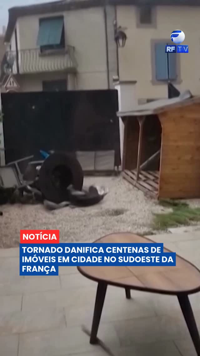 🌪️ Um tornado atingiu a cidade de Pomas, no sudoeste da França, e deixou um rastro de destruição.

O fenômeno ocorreu após uma intensa onda de calor e tempestades na região. Ventos fortes arrancaram telhados, lançaram móveis e danificaram imóveis.

Segundo as autoridades locais, cerca de 100 imóveis ficaram inabitáveis e dezenas de pessoas ficaram feridas. Ao todo, aproximadamente 300 das 500 casas da cidade foram afetadas.

As equipes de emergência atuaram na região para avaliar os danos e auxiliar os moradores afetados.

#RFTV #PortalVeloz #Franca #Tornado #Noticias #Mundo