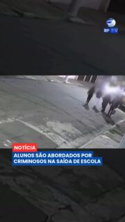 🚨 Estudantes foram assaltados após deixarem um colégio na zona sul de São Paulo. O crime aconteceu durante a saída dos alunos.
Segundo a reportagem, os criminosos abordaram os estudantes e levaram pertences pessoais. A ação aconteceu nas proximidades da instituição de ensino e gerou preocupação entre alunos e familiares.
O caso foi registrado e deve ser investigado pelas autoridades. Imagens de câmeras de segurança podem ajudar na identificação dos envolvidos.
👉 Acompanhe o Portal Veloz para outras informações sobre segurança em São Paulo.
#RFTV #PortalVeloz #SãoPaulo #Segurança #Assalto #Educação
