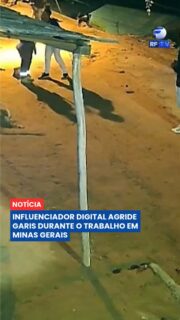 Duas garis, de 40 e 56 anos, foram verbal e fisicamente agredidas durante o expediente de trabalho na madrugada, na cidade de Santana do Manhuaçu, em Minas Gerais. Câmeras de segurança registraram o momento em que o agressor proferiu xingamentos e empurrou uma das trabalhadoras ao chão, enquanto elas tentavam se defender utilizando as vassouras de trabalho.
O suspeito da agressão é um influenciador digital com cerca de 400 mil seguidores nas redes sociais. Após a repercussão das imagens, ele compareceu à delegacia para prestar depoimento e publicou um vídeo de retratação alegando ter ingerido bebida alcoólica e esquecido de tomar medicamentos de uso contínuo. Uma das vítimas precisou ser afastada de suas funções para se recuperar do impacto e do estado de choque causados pelo incidente.
#MinasGerais #SantanaDoManhuacu #CasosDePolicia #Noticias #Jornalismo #Seguranca #Justica #Repercussao