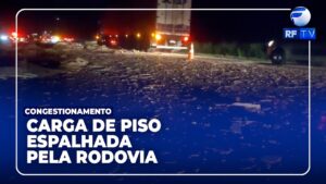 Carga de piso fica espalhada pela rodovia