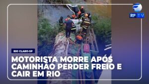 Motorista morre e passageiro fica ferido após caminhão cair em rio