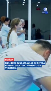 A preocupação com a segurança tem levado cada vez mais mulheres a procurar aulas de defesa pessoal. Além do preparo físico, os treinamentos ensinam técnicas para reconhecer situações de risco, agir com rapidez e aumentar as chances de escapar de uma agressão.
Especialistas explicam que modalidades como krav magá, jiu-jítsu e outras práticas voltadas à autodefesa também trabalham aspectos como confiança, controle emocional e prevenção, sempre priorizando a fuga em situações de perigo.
Embora o treinamento possa ser um importante aliado, profissionais reforçam que a principal orientação é buscar ajuda das autoridades sempre que possível e utilizar os canais oficiais de denúncia em casos de violência.
#DefesaPessoal #Segurança #Mulheres #Proteção #Autodefesa #Brasil #Atualidades #Notícias