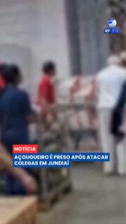 Um funcionário de supermercado foi preso após atacar colegas de trabalho com uma faca em Jundiaí, no interior de São Paulo 🚔

O homem, que trabalhava como açougueiro no estabelecimento, teria iniciado os ataques durante o expediente. Três trabalhadores ficaram feridos e receberam atendimento médico. O suspeito acabou contido ainda no local até a chegada das autoridades.

De acordo com as informações apresentadas à polícia, o funcionário alegou que vinha enfrentando conflitos no ambiente de trabalho. O caso foi registrado como tentativa de homicídio e segue sendo investigado para esclarecer as circunstâncias e a motivação do ataque.

Na sua opinião, o que empresas podem fazer para identificar e evitar situações de violência no ambiente de trabalho?

#RFTV #PortalVeloz #Jundiai #Seguranca #Noticias #Brasil