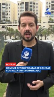 Um ataque dentro de um supermercado terminou com três funcionários feridos e um homem preso em Jundiaí, no interior de São Paulo 🚔

Segundo a Polícia Militar, o suspeito, de 48 anos, trabalhava como açougueiro na unidade e atacou colegas de trabalho com uma faca. Um dos funcionários foi atingido no rosto, enquanto outro sofreu ferimentos no ombro ao tentar impedir as agressões. As vítimas, com idades entre 25 e 37 anos, foram socorridas e encaminhadas para atendimento médico. De acordo com a empresa, todos passam bem.

Ainda conforme a investigação, o homem afirmou aos policiais que sofria provocações no ambiente de trabalho e disse que pretendia atingir o maior número possível de pessoas. Ele foi preso em flagrante por tentativa de homicídio e permanece à disposição da Justiça. O caso segue sob investigação.

Na sua opinião, empresas deveriam ampliar ações para prevenir conflitos e situações de violência no ambiente de trabalho? 💬

#RFTV #PortalVeloz #SaoPaulo #Seguranca #Noticias #Brasil