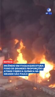 Um incêndio de grandes proporções atingiu uma fábrica química em Itaquaquecetuba, na Região Metropolitana de São Paulo. As chamas começaram na unidade industrial localizada na Estrada do Bom Sucesso e se alastraram rapidamente pelo local.

A empresa atua no segmento de produtos químicos e armazena grande quantidade de solventes e materiais altamente inflamáveis. Por causa da elevada intensidade do fogo e das constantes explosões, as equipes do Corpo de Bombeiros enfrentam dificuldades para aproximação e combate direto.

Existe grande preocupação com o avanço do fogo em direção a reservatórios e recipientes vizinhos que também contêm substâncias químicas. Os bombeiros seguem atuando no local para conter as chamas e evitar novos riscos na região.

#Itaquaquecetuba #GrandeSaoPaulo #Incendio #Noticias #CorpoDeBombeiros #SaoPaulo #UltimasNoticias