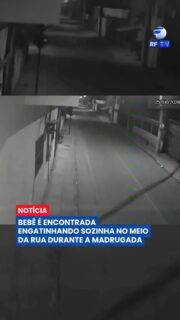 Uma bebê foi encontrada engatinhando sozinha no meio da rua durante a madrugada em Vila Velha, no Espírito Santo. A criança, que estava apenas de fralda, foi vista por um motociclista, que parou para prestar socorro e pediu ajuda aos moradores da região.

Imagens de câmeras de segurança mostram o momento em que a menina atravessa a rua engatinhando antes de ser resgatada por uma mulher. Segundo a investigação, ela percorreu cerca de 130 metros até ser localizada.

A mãe da criança, de 34 anos, foi presa em flagrante por abandono de incapaz. De acordo com a Polícia Militar, ela havia saído para uma festa e deixou a bebê aos cuidados do filho de 15 anos. A menina foi encaminhada para uma casa de acolhimento.

#EspíritoSanto #VilaVelha #AbandonoDeIncapaz #Polícia #Criança #Segurança #Brasil #Notícias #Urgente