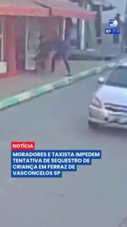 Uma tentativa de sequestro contra um menino mobilizou moradores de Ferraz de Vasconcelos, na Grande São Paulo. A criança andava de bicicleta quando foi abordada por suspeitos que tentaram colocá-la à força dentro de um táxi.
Segundo informações, os homens contrataram o serviço alegando que buscariam o filho de uma mulher. Ao chegarem ao local, um dos suspeitos tentou forçar o garoto a entrar no veículo, mas a reação da criança e a atitude do taxista impediram a ação.
Moradores perceberam a movimentação, cercaram o carro e impediram a fuga dos envolvidos. O caso agora é investigado pela polícia, que analisa imagens e depoimentos para esclarecer o ocorrido.
#FerrazDeVasconcelos #GrandeSP #Polícia #Crime #Investigação #Segurança #Notícias #Brasil #Urgente
