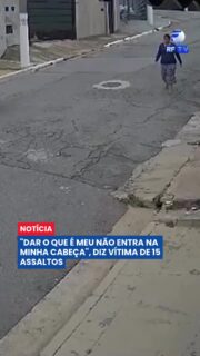 Uma moradora de um bairro, que já foi vítima de assaltos por 15 vezes, relata a crescente insegurança e sua postura de reação diante dos criminosos. O vídeo mostra a mulher em diferentes situações, confrontando assaltantes, incluindo motociclistas e "gangues da bicicleta".
Em um dos episódios, ela foi agredida, resultando em um hematoma visível no olho. A vítima afirma que reage por acreditar que as armas são de brinquedo, mas reconhece o perigo de suas ações. "Dar o que é meu não entra na minha cabeça", declara, expressando sua indignação com a criminalidade.
O caso reacende o debate sobre a segurança pública e as consequências da reação de vítimas a assaltos, destacando a vulnerabilidade dos cidadãos e a audácia dos criminosos em áreas urbanas.
#Insegurança #ViolênciaUrbana #Assaltos #Reação #SegurançaPública #Notícias #Brasil #Alerta #Crime #Cidadania