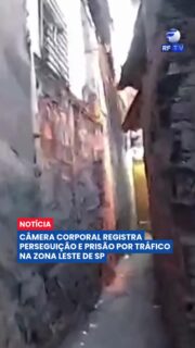 Imagens gravadas por câmeras corporais (bodycams) da Polícia Militar registraram uma operação de combate ao tráfico de drogas em uma comunidade na Zona Leste de São Paulo. Durante o patrulhamento por vielas estreitas, os policiais surpreenderam dois homens que tentavam fugir de uma abordagem iniciada por outra equipe.

O vídeo mostra o momento em que os suspeitos correm em direção a um oficial, sendo interceptados. Um detalhe inusitado da ação foi a intervenção de um cachorro da comunidade, apelidado de Billy, que avançou em um dos suspeitos durante a imobilização.

Após a revista, os policiais encontraram uma bolsa contendo diversas porções de entorpecentes. A dupla foi encaminhada à delegacia, onde o homem que portava as drogas foi autuado em flagrante por tráfico.

#SegurançaPública #PMESP #ZonaLeste #SãoPaulo #TráficoDeDrogas #Flagrante #Notícias #PolíciaMilitar #Bodycam #BillyOCão #Urgente