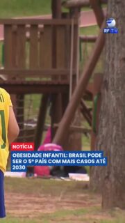 O Brasil enfrenta um desafio crescente na saúde pública: a obesidade infantil. Dados do Ministério da Saúde revelam que quase 2 milhões de crianças de até 9 anos convivem com a condição no país. No estado de São Paulo, o número de pequenos com excesso de peso chega a 670 mil.

Especialistas apontam que o consumo de alimentos ultraprocessados, ricos em sódio e calorias, aliado à falta de movimento, são os grandes vilões. A Organização Mundial da Saúde (OMS) estima que, até 2030, o Brasil pode ocupar o 5º lugar no ranking mundial de crianças e adolescentes acima do peso.

Casos como o do pequeno Ramon, que já perdeu 10 kg com natação e reeducação alimentar, mostram que é possível reverter o quadro com o apoio da família e o incentivo a atividades em parques e áreas abertas.

#SaúdeInfantil #ObesidadeInfantil #SaúdePública #Brasil #AlimentaçãoSaudável #BemEstar #Notícias #Prevenção #VidaAtiva #R7