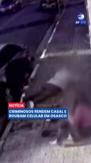 Um casal passou por momentos de tensão durante um assalto à mão armada em uma rua próxima ao Centro de Osasco, na Grande São Paulo.

Imagens de câmeras de segurança mostram o momento em que dois criminosos em uma motocicleta abordam as vítimas. O homem foi obrigado a deitar no chão enquanto era revistado, e a mulher teve o celular roubado após ser forçada a informar a senha de desbloqueio. Toda a ação durou menos de 30 segundos.

Os suspeitos fugiram logo após confirmar que o aparelho estava desbloqueado. Até o momento, ninguém foi preso e a polícia segue investigando o caso.

#Osasco #SãoPaulo #Polícia #Crime #Assalto #Segurança #Investigação #Brasil #Urgente