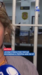 Um jovem de 22 anos foi preso em Mairiporã, no interior de São Paulo, suspeito de tentar matar a própria mãe por envenenamento. Segundo a investigação, o plano teria sido motivado pelo interesse em ficar com os bens da vítima.

De acordo com a Polícia Civil, o crime teria sido incentivado pela namorada do suspeito, de 17 anos. Mensagens encontradas durante a investigação indicam que o casal discutia formas de executar o plano, e o jovem chegou a gravar vídeos da mãe consumindo a comida envenenada.

O caso segue sob investigação para apurar a participação da adolescente e esclarecer se outras pessoas também eram alvo do casal.

#SãoPaulo #Polícia #Crime #Investigação #Mairiporã #Justiça #Brasil #Notícias #Urgente