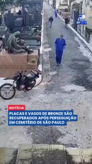 Uma ação rápida dos funcionários do Cemitério do Araçá, na zona oeste de São Paulo, resultou na detenção de dois homens e uma mulher suspeitos de furtar ornamentos de jazigos. Ao perceberem que eram observados, os suspeitos tentaram fugir, mas foram contidos até a chegada da Guarda Civil Metropolitana (GCM).
Nas mochilas do grupo, foram encontradas dezenas de placas de identificação e vasos de bronze. O material é visado pelo alto valor no mercado de metais, onde o quilo pode chegar a R$ 50,00. O Cemitério do Araçá, que possui quase 140 anos de história, já registrou mais de 60 furtos desse tipo nos últimos três anos.
Um caso semelhante também foi registrado em Barueri, na Grande São Paulo, onde outro homem foi preso com oito placas de bronze. Os itens recuperados foram encaminhados para a administração para identificação pelas famílias.
#SegurançaPública #CemitérioDoAraçá #SãoPaulo #GCM #Flagrante #Notícias #Crime #Investigação #Barueri #R7