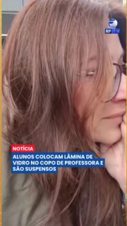 rês alunos de uma escola municipal de São José dos Campos (SP) foram suspensos após colocarem uma lâmina de vidro no copo de água de uma professora durante uma aula de Ciências. A docente percebeu que havia algo errado antes de beber a água e evitou um possível acidente.
Imagens das câmeras de segurança ajudaram a identificar os envolvidos, e um dos estudantes confessou ter colocado a lâmina no recipiente. O caso foi registrado como tentativa de lesão corporal e encaminhado para a Delegacia da Infância e da Juventude, além do Conselho Tutelar.
Os três estudantes receberam suspensão imediata. A investigação continua para apurar todas as circunstâncias do caso e as medidas cabíveis serão adotadas pelas autoridades competentes.
#SãoJoséDosCampos #SãoPaulo #Educação #Polícia #Investigação #Escola #Brasil #Notícias #Urgente