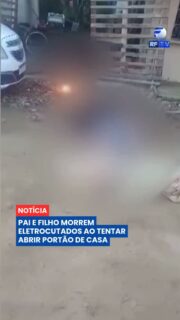 Uma tragédia familiar terminou com a morte de pai e filho após uma descarga elétrica em uma residência. Segundo as informações, um fio de alta tensão se soltou e encostou no portão da casa, energizando toda a estrutura.

Ao tentar abrir o portão, Gelson, de 60 anos, recebeu uma descarga elétrica fatal. Ao ver o pai caído, o filho, de 25 anos, tentou ajudá-lo, mas também foi atingido pela corrente elétrica. Os dois morreram antes da chegada das equipes de resgate.

O Corpo de Bombeiros realizou manobras de reanimação, mas não conseguiu salvar as vítimas. Duas mulheres que estavam na residência foram socorridas e encaminhadas para atendimento médico. O caso reforça o alerta para que ninguém toque em vítimas de choque elétrico antes do desligamento da rede de energia.

#Acidente #ChoqueElétrico #Segurança #Brasil #Tragédia #Notícias #Urgente #Família #Prevenção