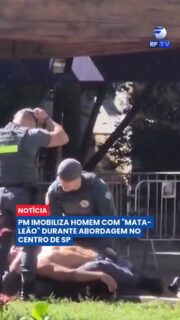 Uma abordagem da Polícia Militar no centro de São Paulo chamou a atenção após imagens mostrarem um homem sendo imobilizado com um golpe conhecido como "mata-leão". O caso aconteceu na Praça Roosevelt e foi registrado por testemunhas.
Segundo a PM, os policiais tentavam conter um homem que teria resistido à abordagem e desacatado a equipe. Diante da situação, a corporação afirmou que utilizou força considerada proporcional para realizar a contenção do indivíduo.
Após a imobilização, o homem foi encaminhado à delegacia, onde o caso foi registrado. As imagens repercutiram nas redes sociais e levantaram discussões sobre os procedimentos adotados durante a abordagem policial.
#SãoPaulo #Polícia #PraçaRoosevelt #Segurança #AbordagemPolicial #Brasil #Notícias #Urgente #SP