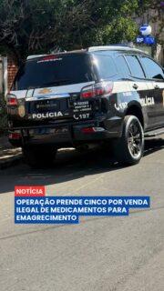 Cinco pessoas foram presas em flagrante durante a Operação FatBurn, deflagrada pela Polícia Civil em Limeira. A investigação apura um esquema de venda, distribuição e aplicação clandestina de medicamentos para emagrecimento à base de tirzepatida, substância utilizada no tratamento da obesidade e do diabetes.
Durante a operação, foram apreendidos centenas de ampolas de diferentes marcas, seringas, agulhas, cigarros eletrônicos, perfumes importados, celulares, dinheiro em espécie e outros materiais. Segundo a Polícia Civil, o valor estimado dos produtos apreendidos é de aproximadamente R$ 200 mil.
Os investigados responderão por falsificação de produtos terapêuticos e descaminho. As investigações continuam para identificar outros envolvidos e esclarecer toda a cadeia de fornecimento e comercialização dos medicamentos.
#Limeira #PolíciaCivil #OperaçãoFatBurn #Medicamentos #Emagrecimento #Investigação #Saúde #Notícias #Urgente