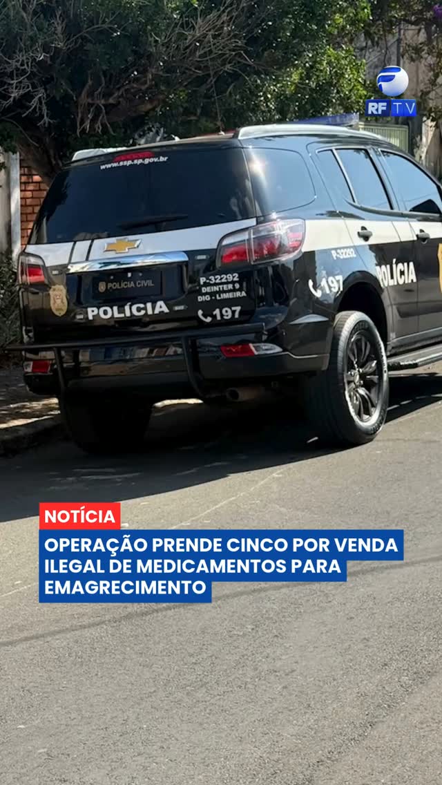 Cinco pessoas foram presas em flagrante durante a Operação FatBurn, deflagrada pela Polícia Civil em Limeira. A investigação apura um esquema de venda, distribuição e aplicação clandestina de medicamentos para emagrecimento à base de tirzepatida, substância utilizada no tratamento da obesidade e do diabetes.

Durante a operação, foram apreendidos centenas de ampolas de diferentes marcas, seringas, agulhas, cigarros eletrônicos, perfumes importados, celulares, dinheiro em espécie e outros materiais. Segundo a Polícia Civil, o valor estimado dos produtos apreendidos é de aproximadamente R$ 200 mil.

Os investigados responderão por falsificação de produtos terapêuticos e descaminho. As investigações continuam para identificar outros envolvidos e esclarecer toda a cadeia de fornecimento e comercialização dos medicamentos.

#Limeira #PolíciaCivil #OperaçãoFatBurn #Medicamentos #Emagrecimento #Investigação #Saúde #Notícias #Urgente