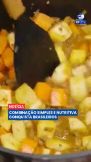 Carne moída, batata-doce e cenoura. A combinação, bastante conhecida entre quem busca uma alimentação equilibrada, vem conquistando cada vez mais brasileiros por unir praticidade, sabor e valor nutricional.
Segundo especialistas, o prato reúne proteínas, carboidratos de absorção gradual, fibras, vitaminas e minerais importantes para fornecer energia, promover saciedade e contribuir para uma alimentação mais completa.
Além de ser uma opção acessível e fácil de preparar, a refeição pode ser adaptada conforme as necessidades de cada pessoa, sempre com orientação de um profissional de saúde ou nutricionista.
#Alimentação #Saúde #Nutrição #BemEstar #CarneMoída #BatataDoce #Cenoura #QualidadeDeVida #Notícias