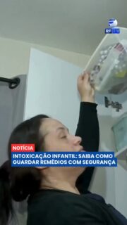 Acidentes com medicamentos estão entre as principais causas de intoxicação infantil no Brasil. Especialistas alertam que muitos desses casos podem ser evitados com cuidados simples no armazenamento e no uso dos remédios dentro de casa.
A recomendação é manter os medicamentos sempre em locais altos, trancados e fora do alcance e da visão das crianças. Também é importante conservar os produtos nas embalagens originais e nunca apresentar remédios como se fossem doces.
Em caso de suspeita de intoxicação, a orientação é procurar atendimento médico imediatamente e evitar qualquer medida sem orientação profissional. A prevenção continua sendo a melhor forma de proteger as crianças.
#Saúde #Intoxicação #Crianças #Prevenção #Medicamentos #Família #Brasil #Atualidades #Notícias